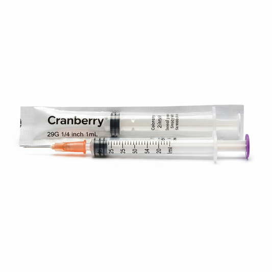 Jeringa desechable para insulina Cranberry 29G 1/4 pulgada 1mL vista frontal fondo blanco
